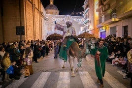 Baltasar saluda a las familias a su paso por el Ayuntamiento y la iglesia de Santa Justa.