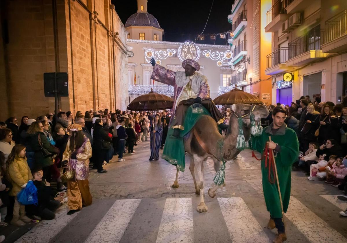 Baltasar saluda a las familias a su paso por el Ayuntamiento y la iglesia de Santa Justa.