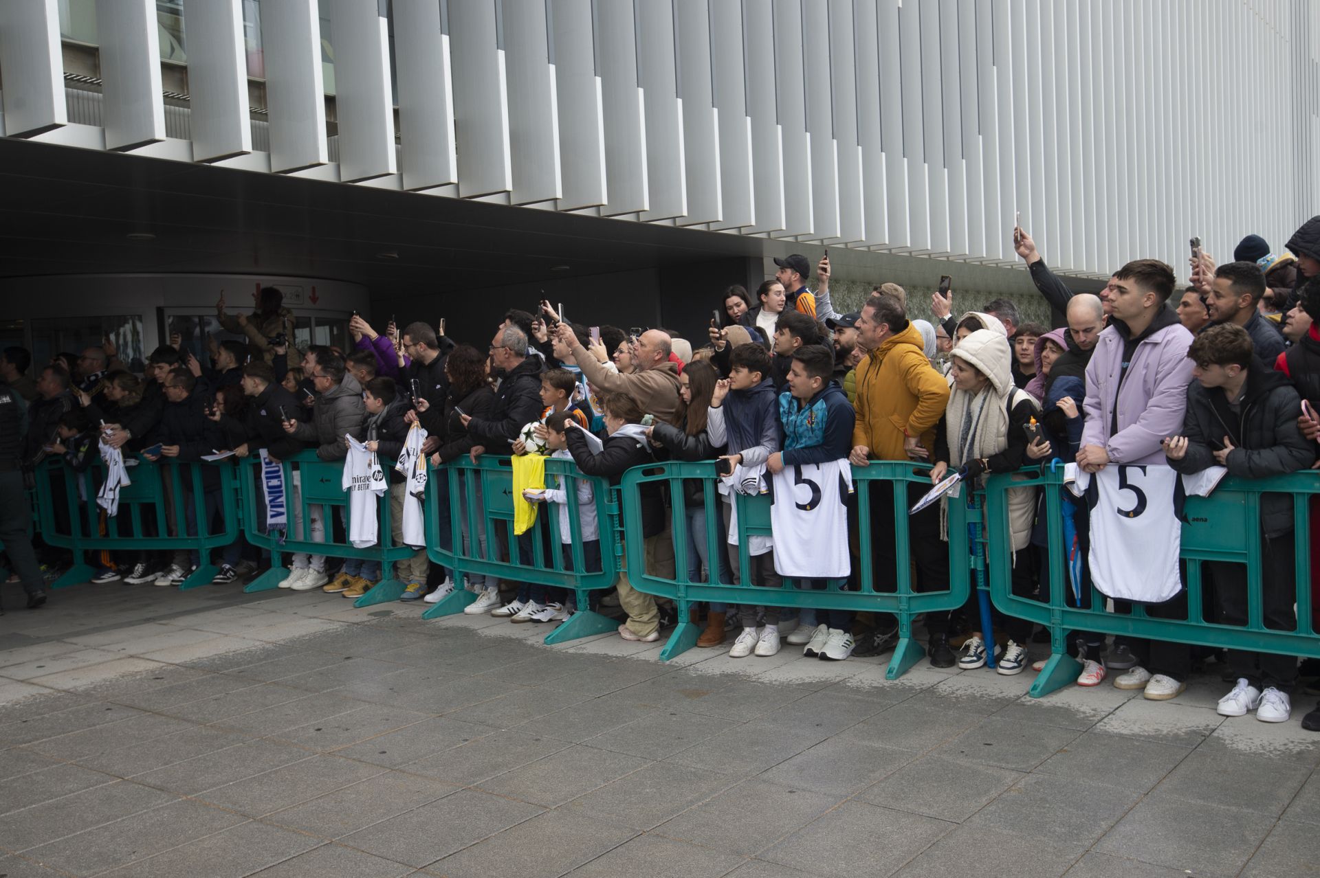 En imágenes, llegada del Real Madrid al aeropuerto de la Región de Murcia para enfrentarse a la Deportiva Minera
