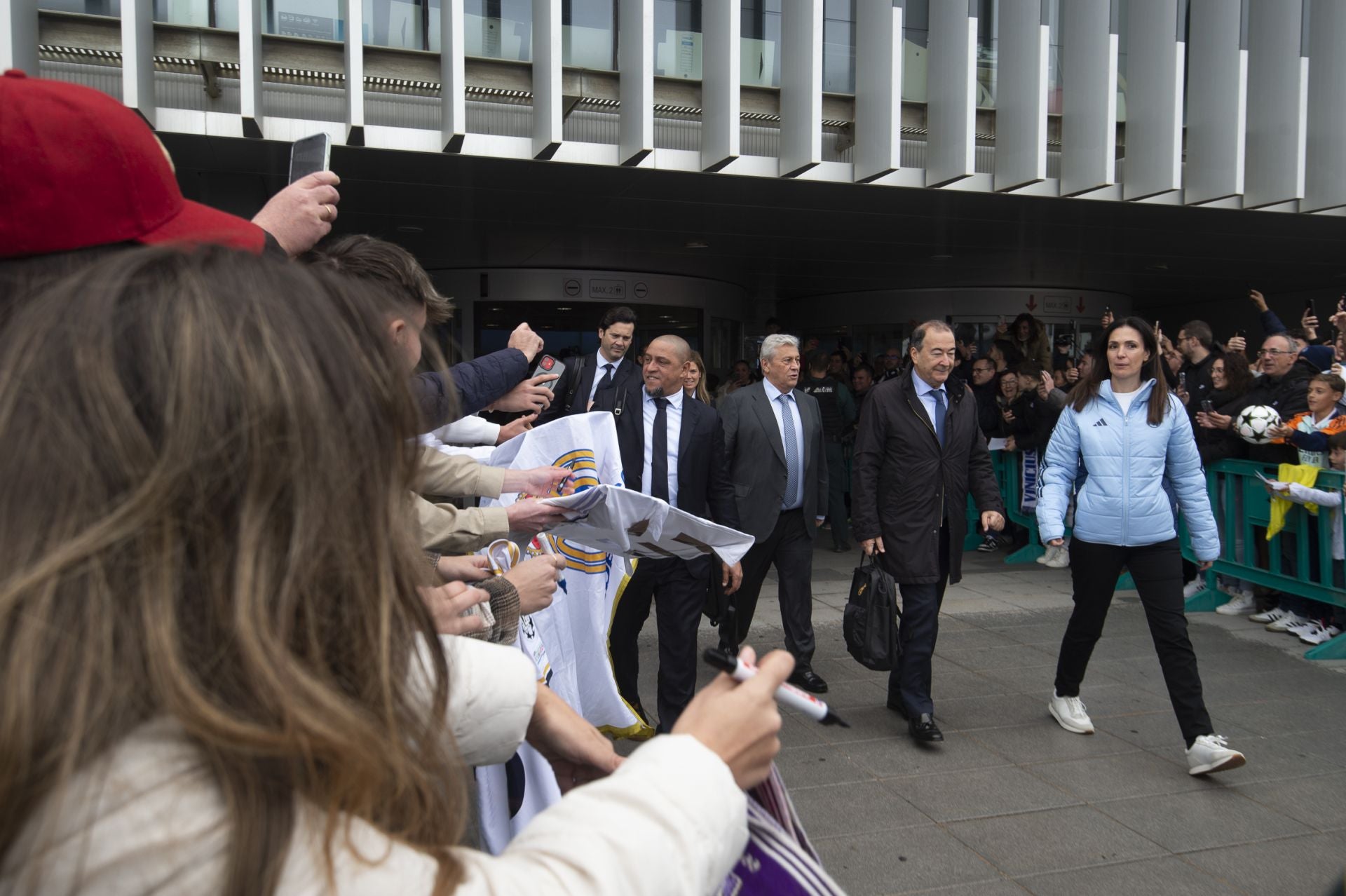 En imágenes, llegada del Real Madrid al aeropuerto de la Región de Murcia para enfrentarse a la Deportiva Minera