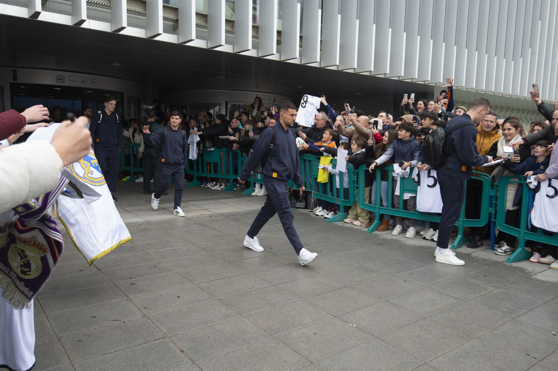 En imágenes, llegada del Real Madrid al aeropuerto de la Región de Murcia para enfrentarse a la Deportiva Minera