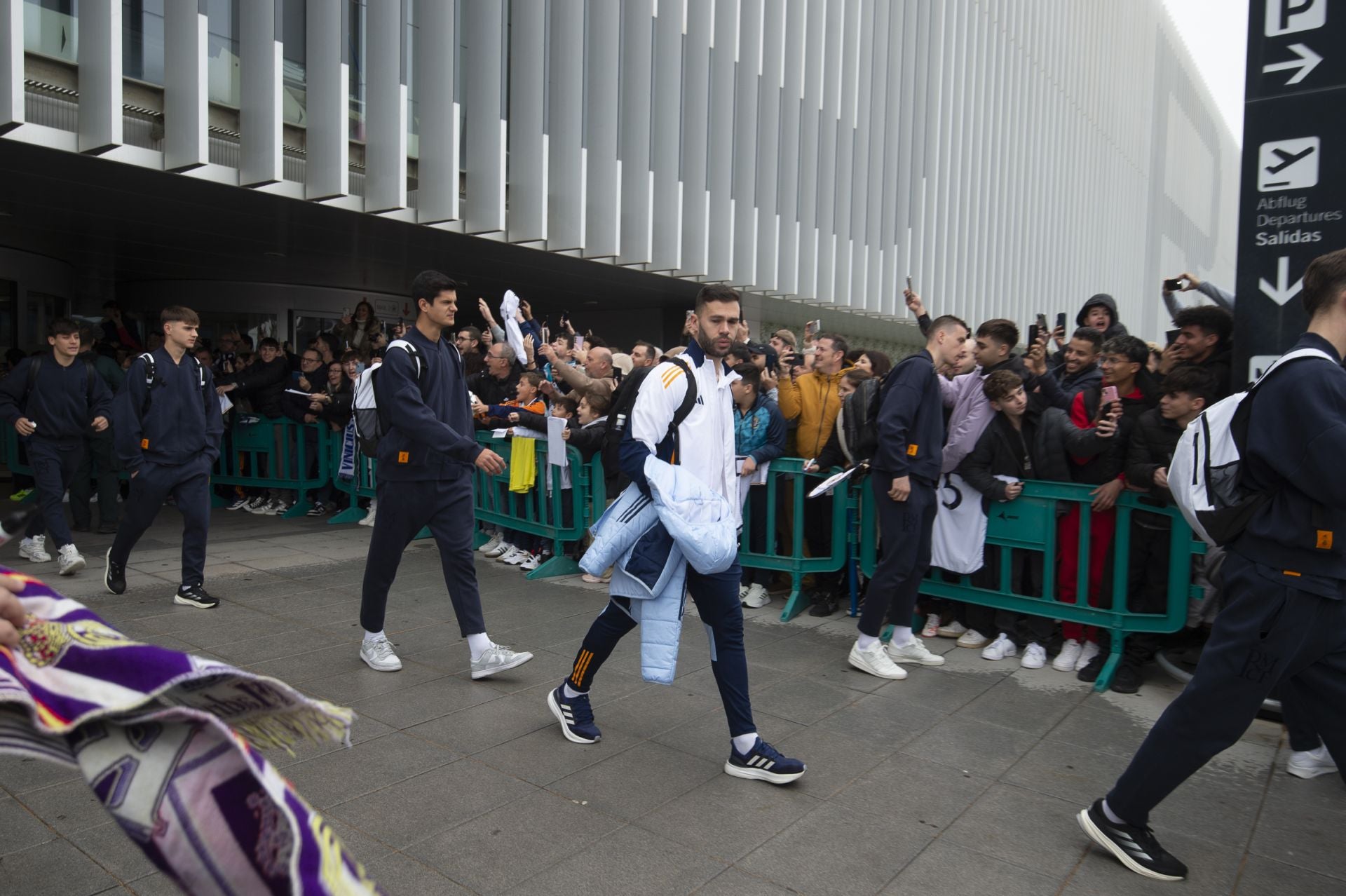 En imágenes, llegada del Real Madrid al aeropuerto de la Región de Murcia para enfrentarse a la Deportiva Minera