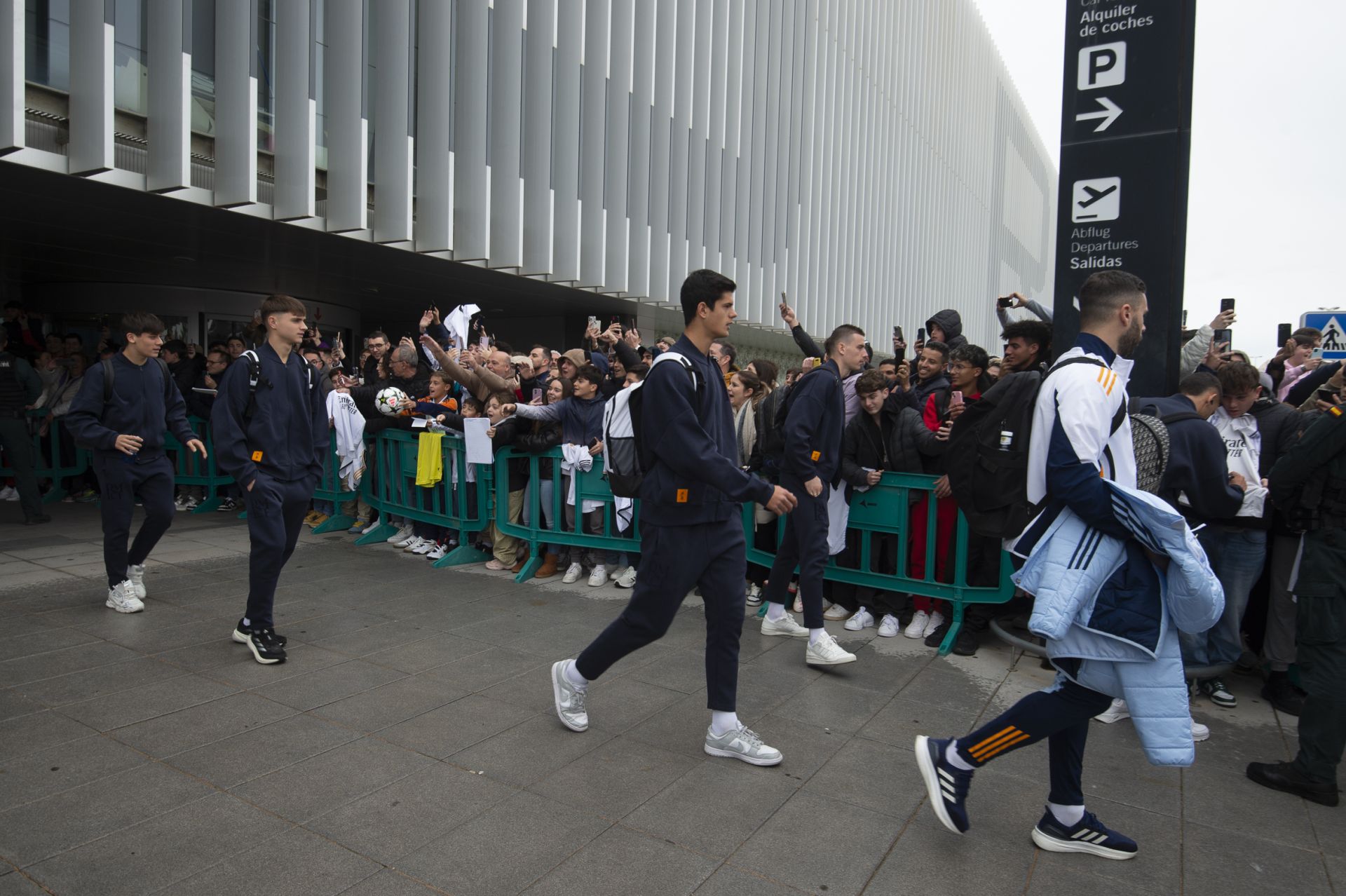 En imágenes, llegada del Real Madrid al aeropuerto de la Región de Murcia para enfrentarse a la Deportiva Minera