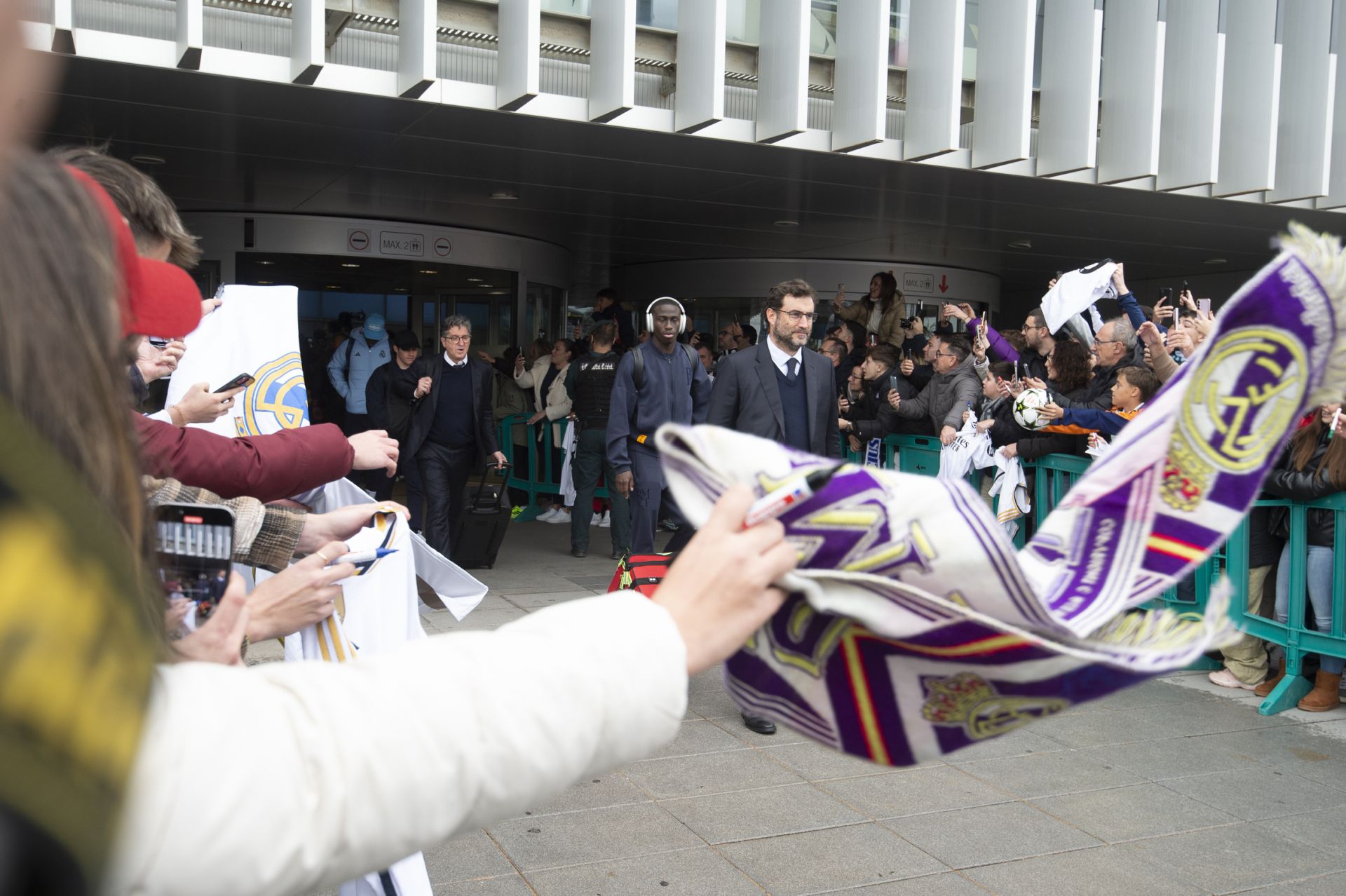 En imágenes, llegada del Real Madrid al aeropuerto de la Región de Murcia para enfrentarse a la Deportiva Minera