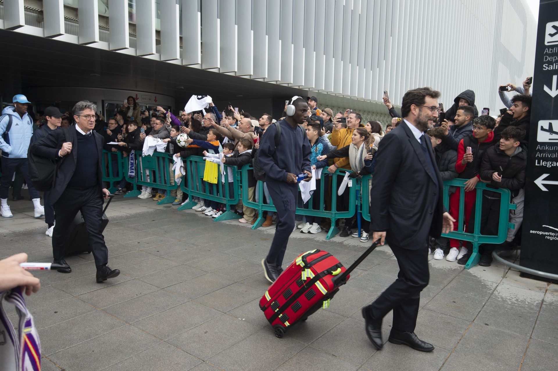 En imágenes, llegada del Real Madrid al aeropuerto de la Región de Murcia para enfrentarse a la Deportiva Minera