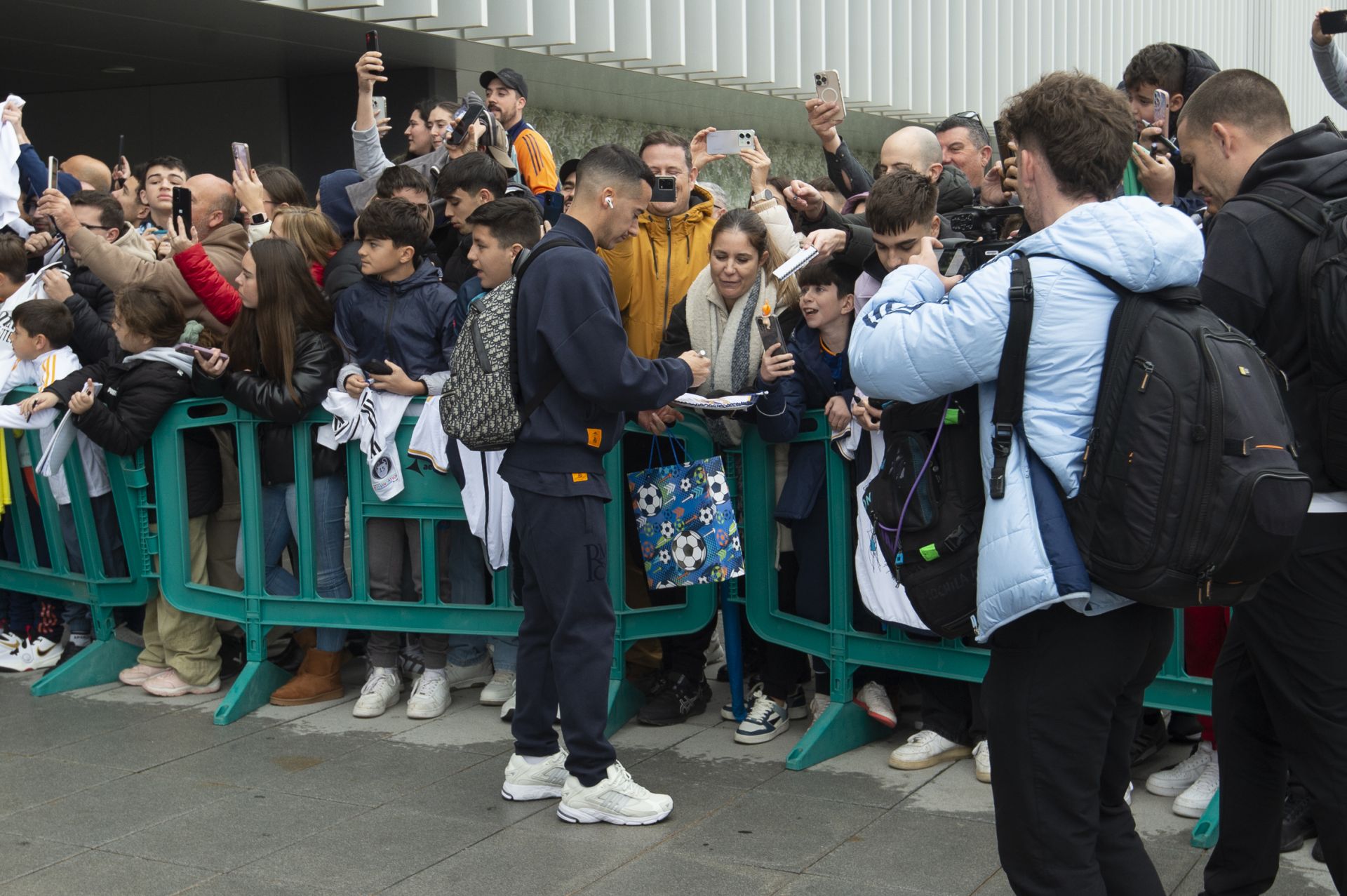 En imágenes, llegada del Real Madrid al aeropuerto de la Región de Murcia para enfrentarse a la Deportiva Minera
