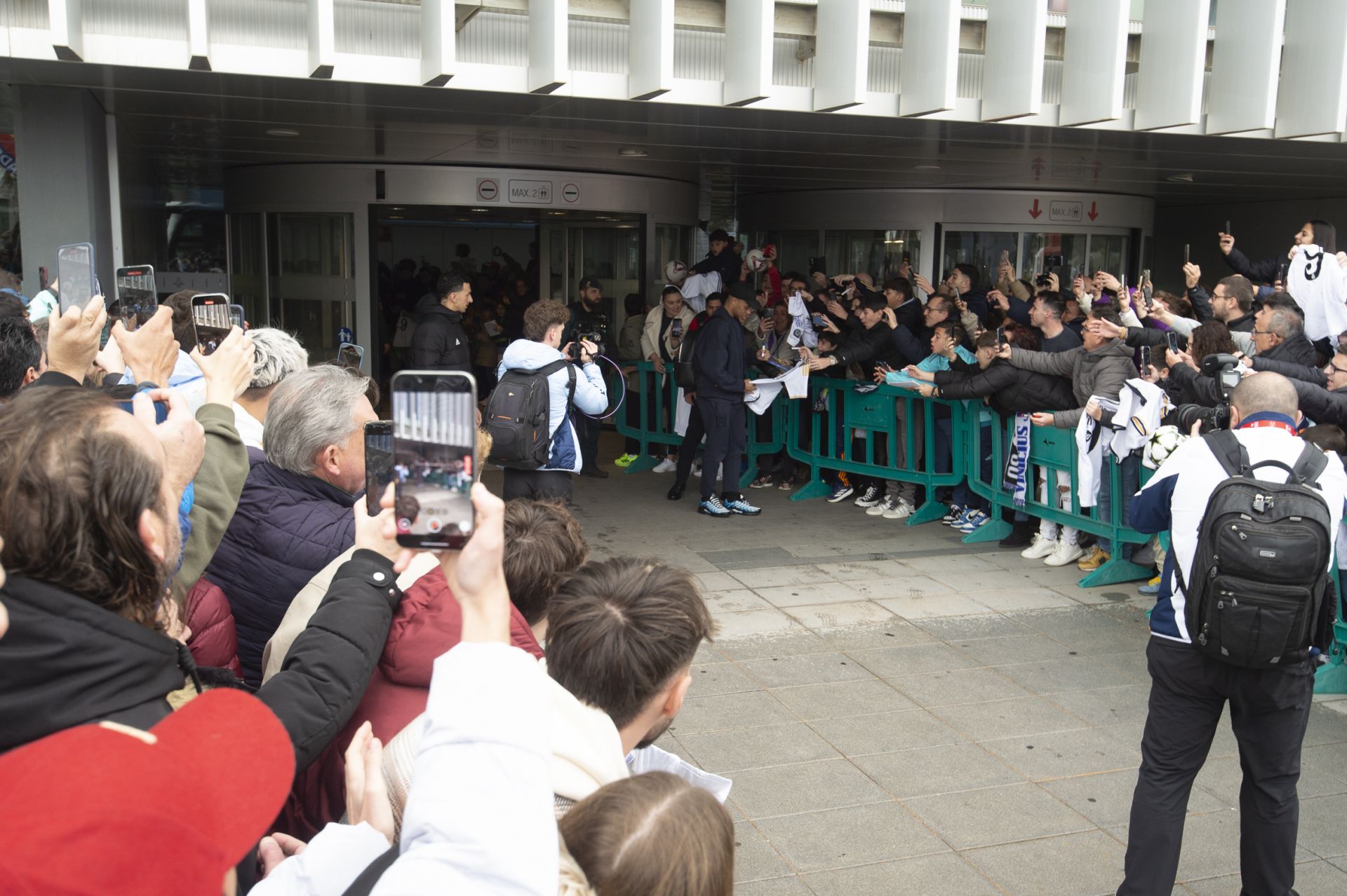 En imágenes, llegada del Real Madrid al aeropuerto de la Región de Murcia para enfrentarse a la Deportiva Minera