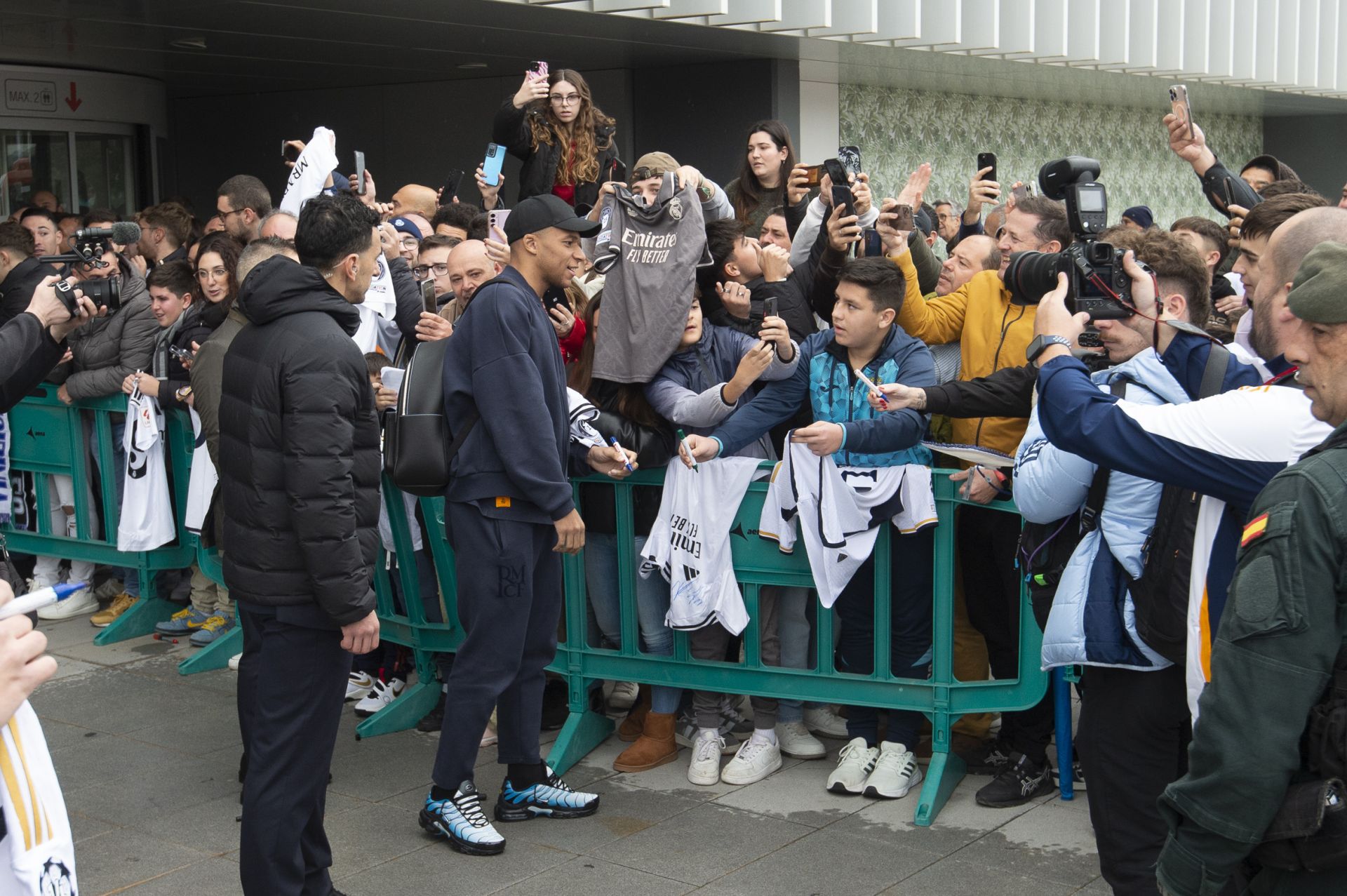 En imágenes, llegada del Real Madrid al aeropuerto de la Región de Murcia para enfrentarse a la Deportiva Minera