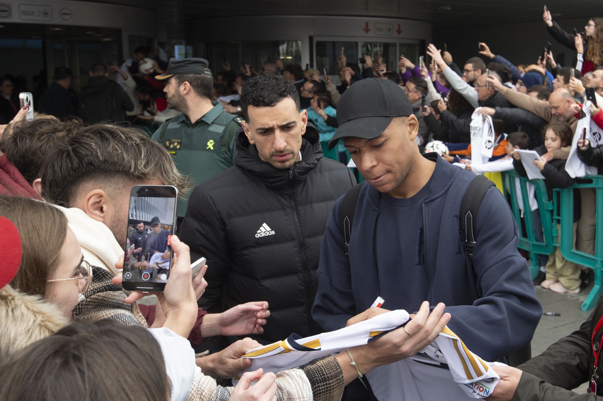 En imágenes, llegada del Real Madrid al aeropuerto de la Región de Murcia para enfrentarse a la Deportiva Minera