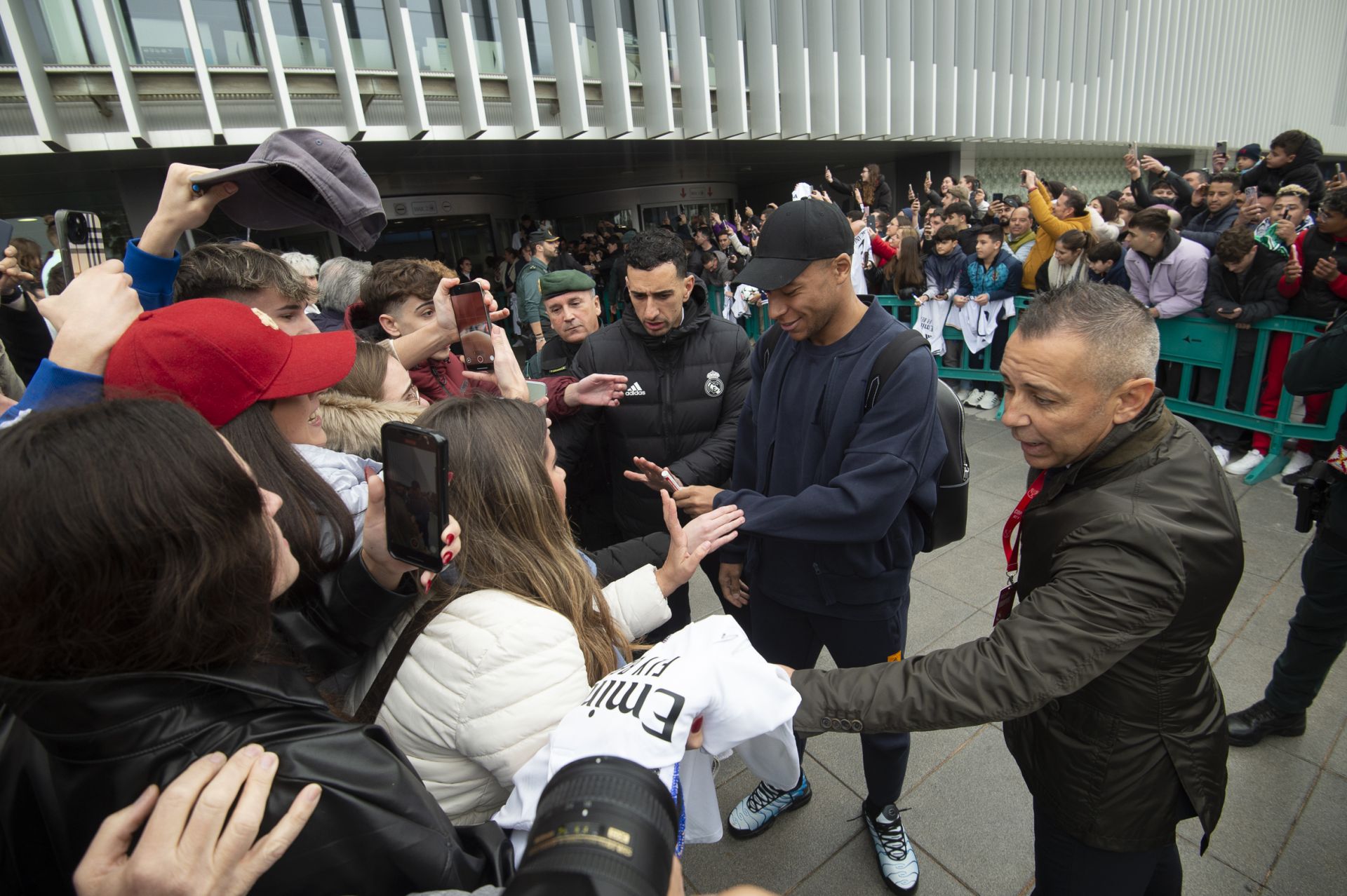 En imágenes, llegada del Real Madrid al aeropuerto de la Región de Murcia para enfrentarse a la Deportiva Minera