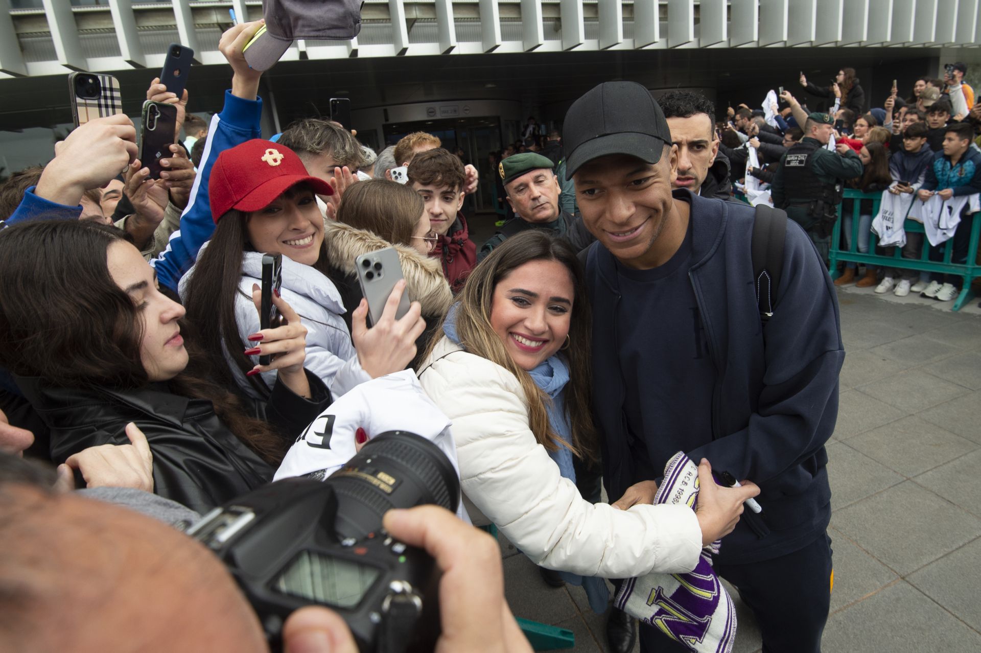 En imágenes, llegada del Real Madrid al aeropuerto de la Región de Murcia para enfrentarse a la Deportiva Minera