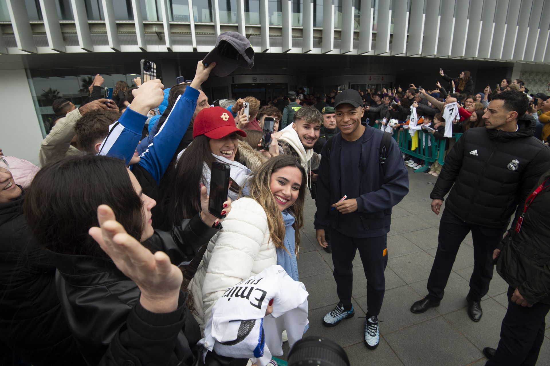 En imágenes, llegada del Real Madrid al aeropuerto de la Región de Murcia para enfrentarse a la Deportiva Minera