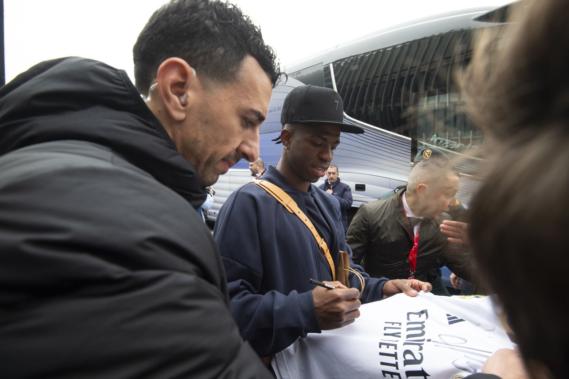 En imágenes, llegada del Real Madrid al aeropuerto de la Región de Murcia para enfrentarse a la Deportiva Minera