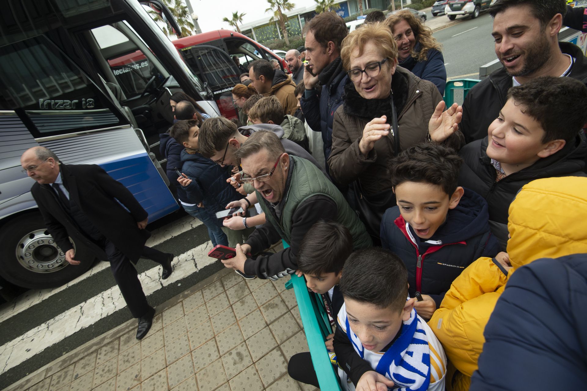 En imágenes, llegada del Real Madrid al aeropuerto de la Región de Murcia para enfrentarse a la Deportiva Minera