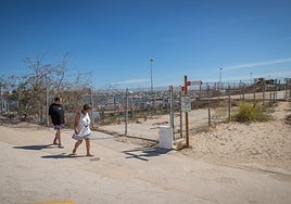 El paseo fue cerrado al paso tras la paralización de las obras, que se quedaron a medias.