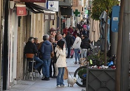 Viandantes en la Gran Vía de Caravaca de la Cruz, la semana pasada.