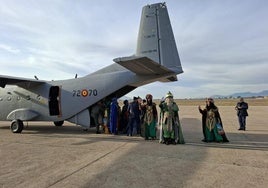 Sus Majestades saludan a las familias tras aterrizar en la Base Aérea, ayer por la mañana.