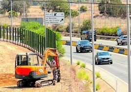 Máquinas instalando pantallas acústicas en la autovía de La Manga del Mar Menor.