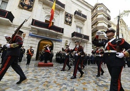 El almirante de Acción Marítima preside desde el podio el desfile de la fuerza previo a su discurso de la Pascua Militar.