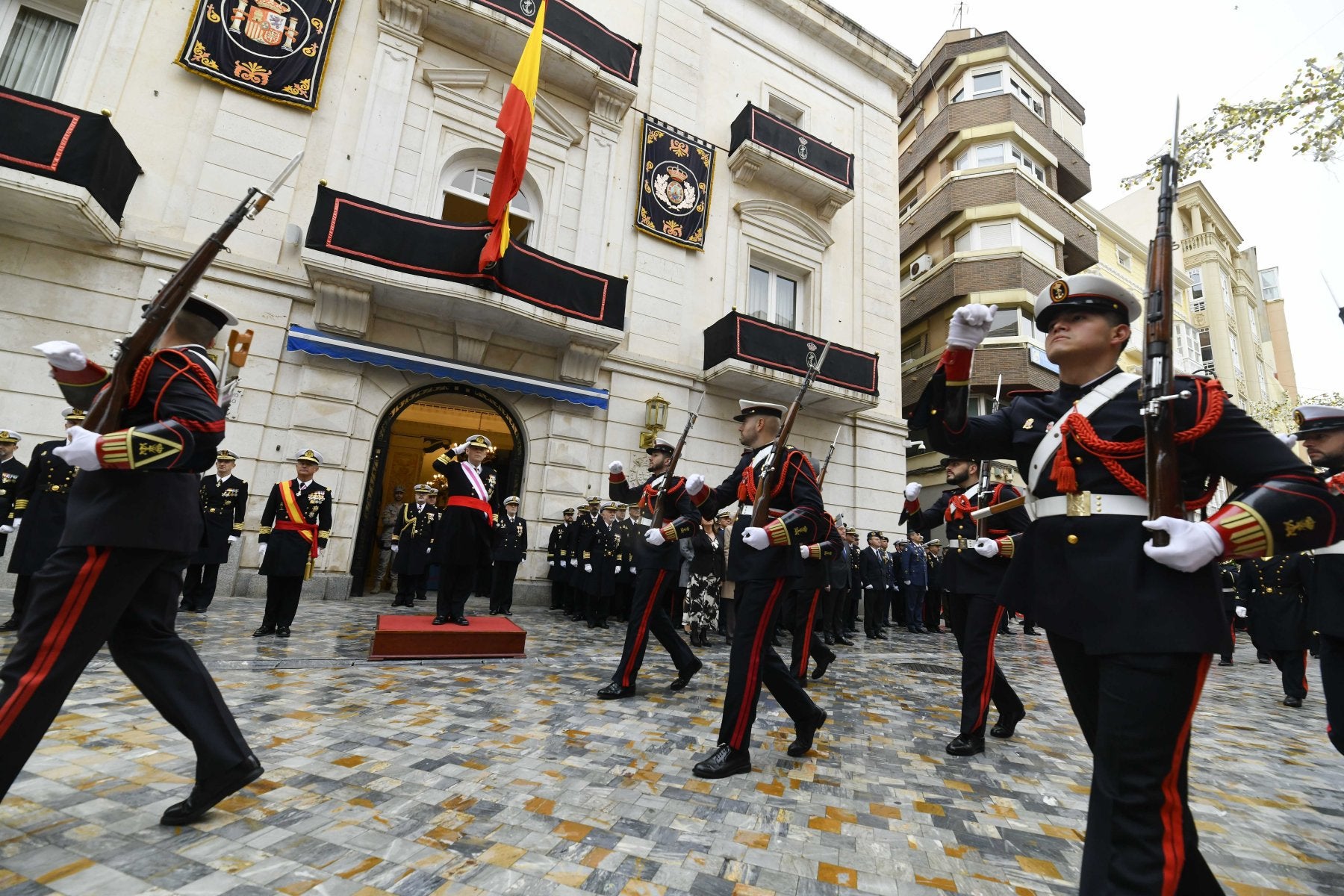 El almirante de Acción Marítima preside desde el podio el desfile de la fuerza previo a su discurso de la Pascua Militar.