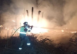 Un bombero trabajando en el lugar del incendio.