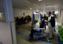 Pacientes en una de las salas de espera del servicio de Urgencias del Reina Sofía.