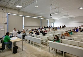Opositores realizan un examen en Murcia en una imagen de archivo.