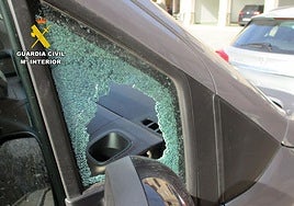 Daños en uno de los vehículos asaltados.