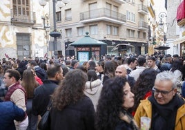 Ambiente en la 'tardevieja' en la calle Corredera de Lorca.