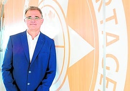 Antonio Guerrero posa junto a un cartel de la Universidad Politécnica de Cartagena.