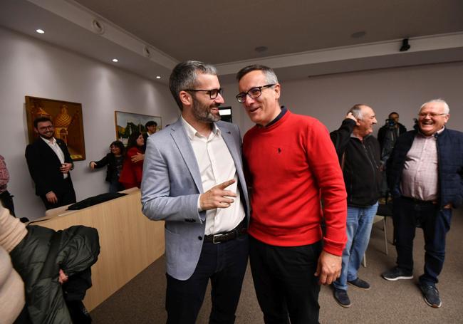 Francisco Lucas y Diego Conesa, este miércoles, en el salón de plenos del Ayuntamiento de Alhama.