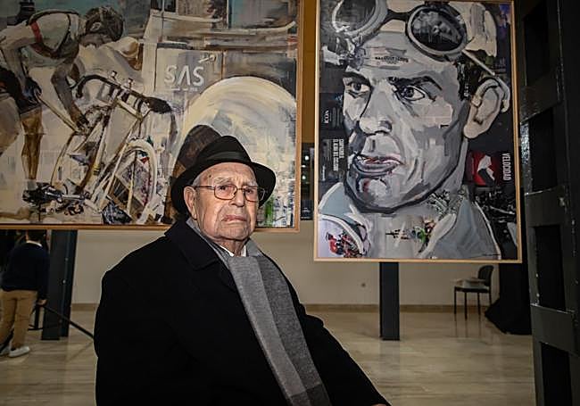 Ruiz, junto a algunos de los retratos que le ha dedicado Miguel Soro.