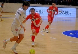 Pablo Ramírez presiona a un jugador del equipo gallego.