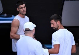 Alcaraz y Djokovic, tras un entrenamiento juntos en Australia.