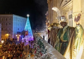 Los Reyes Magos saludan desde el balcón del Palacio Consistorial tras acabar la cabalgata.