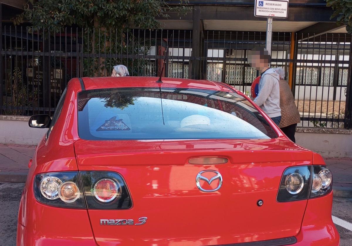 El vehículo de uno de los denunciados, estacionado ilícitamente en una plaza reservada para personas con movilidad reducida de Murcia.