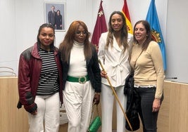 Rosa Sánchez (2d), con su madre y sus hermanas, este miércoles en el Ayuntamiento de Alhama.