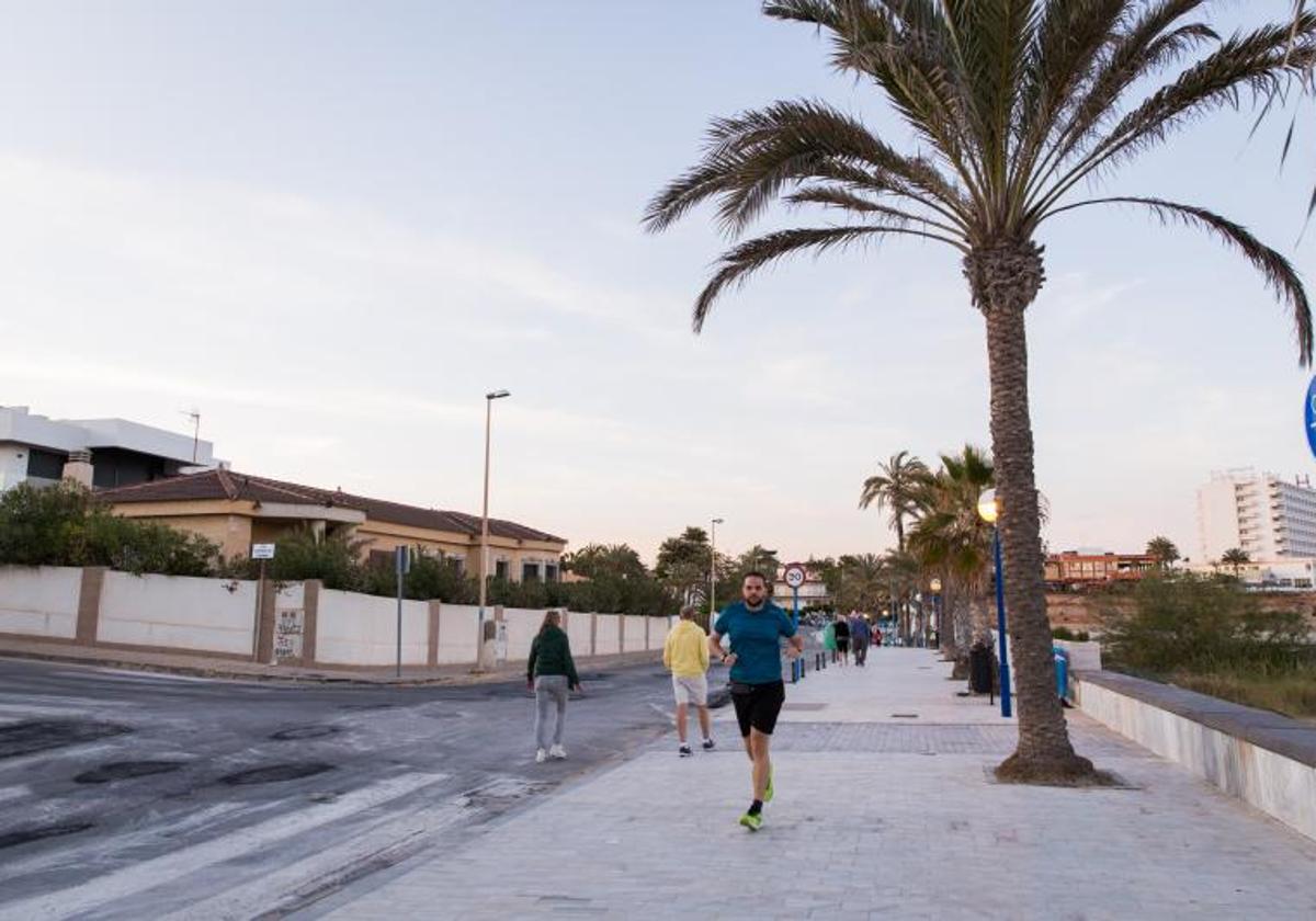 Un vecino hace 'footing' por la avenida del Mar, el paseo que discurre en paralelo a la playa de La Zenia (Cala Bosque).