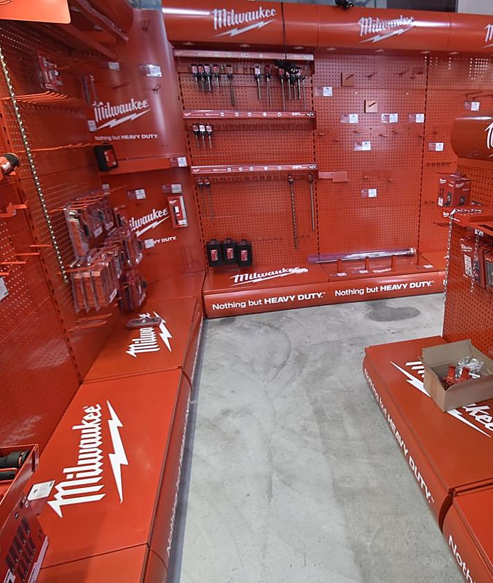 Imagen secundaria 2 - Estanterías vacías tras el robo sufrido en la empresa MRM.