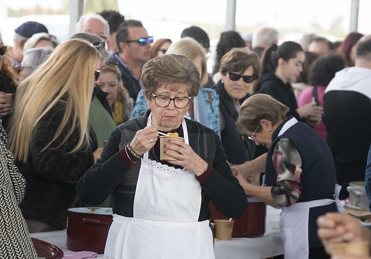 Una ama de casa degusta las pelotas galileas el año pasado.