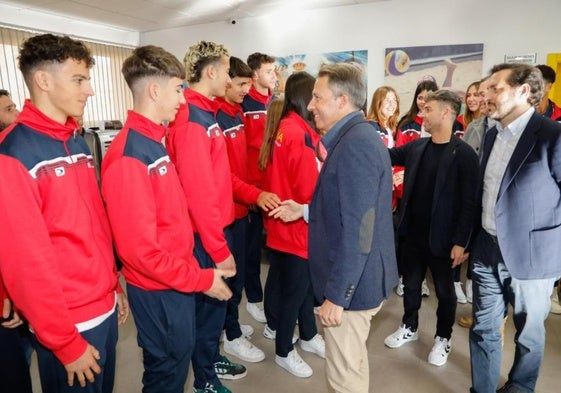 Gil, Sánchez y Pascual saludan a los deportistas, ayer.