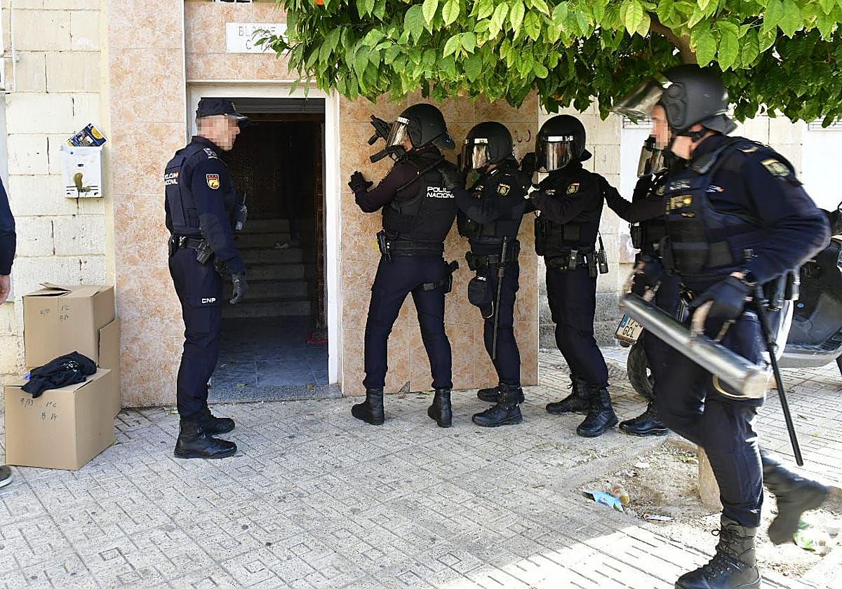 Los agentes de la Policía Nacional, este jueves, en La Paz.
