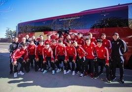 El Real Murcia juvenil posa antes de marchar hacia Sevilla para jugar la copa del rey juvenil.