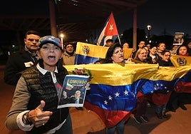 Los venezolanos exhiben la bandera de su país en la concentración contra Maduro y en apoyo a González Urrutia, este viernes, en Murcia.