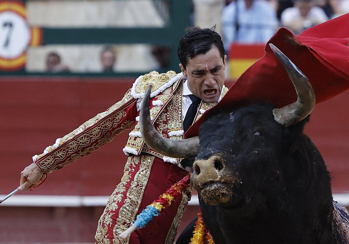 El matador Paco Ureña toreando en la Feria de Julio de Valencia, el año pasado. Cartel del festival de Requena.