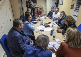 Sara Rubira y los responsables de las cofradías de pescadores, durante la reunión.