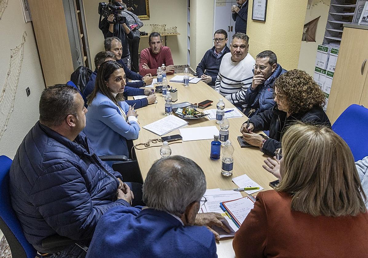 Sara Rubira y los responsables de las cofradías de pescadores, durante la reunión.
