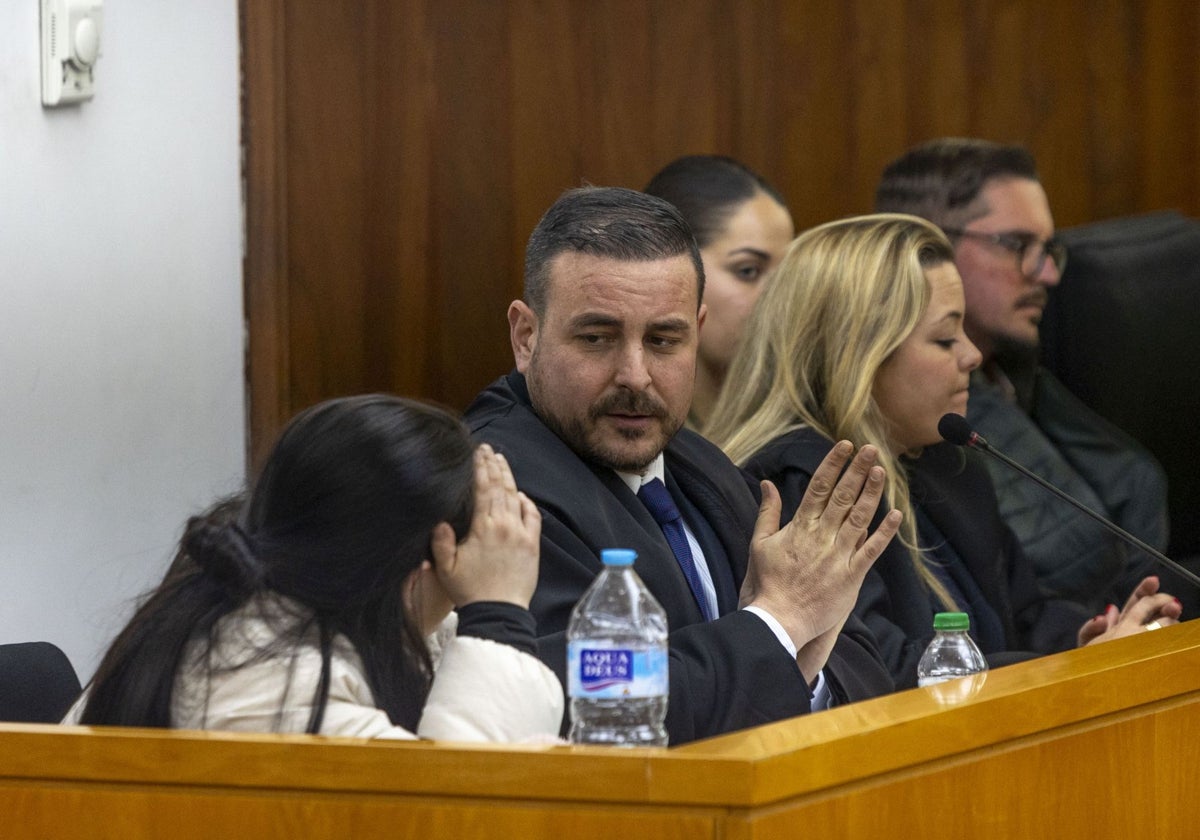 Natalia M. (de espaldas) junto a sus abogados defensores, Antonio Casado Mena y Sara Llorca. Al fondo Agustín M., el otro procesado. Pablo Sánchez/ Agm