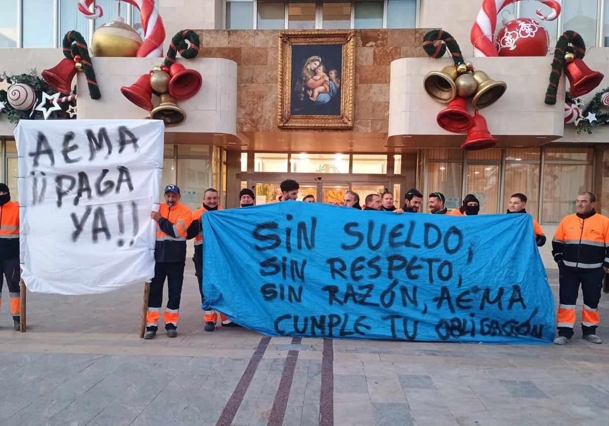 Los trabajadores protestan frente al Consistorio.