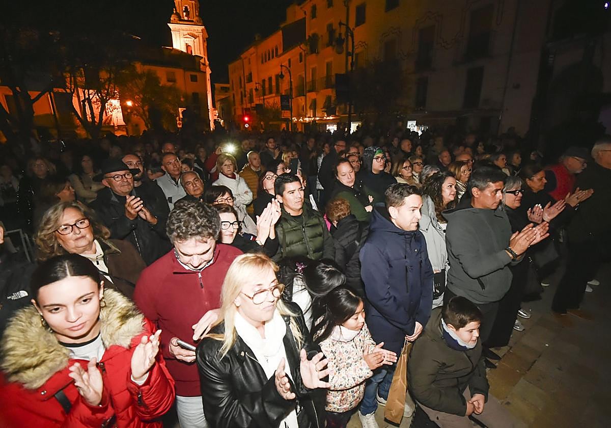 El público asiste al espectáculo de clausura celebrado este sábado en la plaza del Arco de Caravaca.